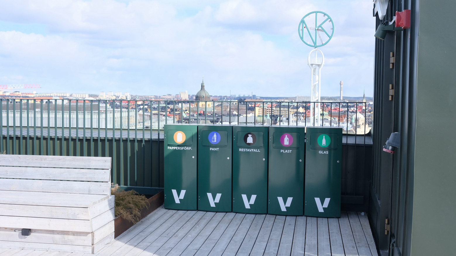 Sortify källsorteringskärl på en takterrass hos Vasakronan med Stockholms takläge i bakgrunden