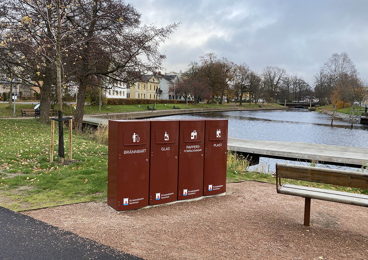 Fyra röda Mango M avfallskärl vid vattnet i Kristinehamn