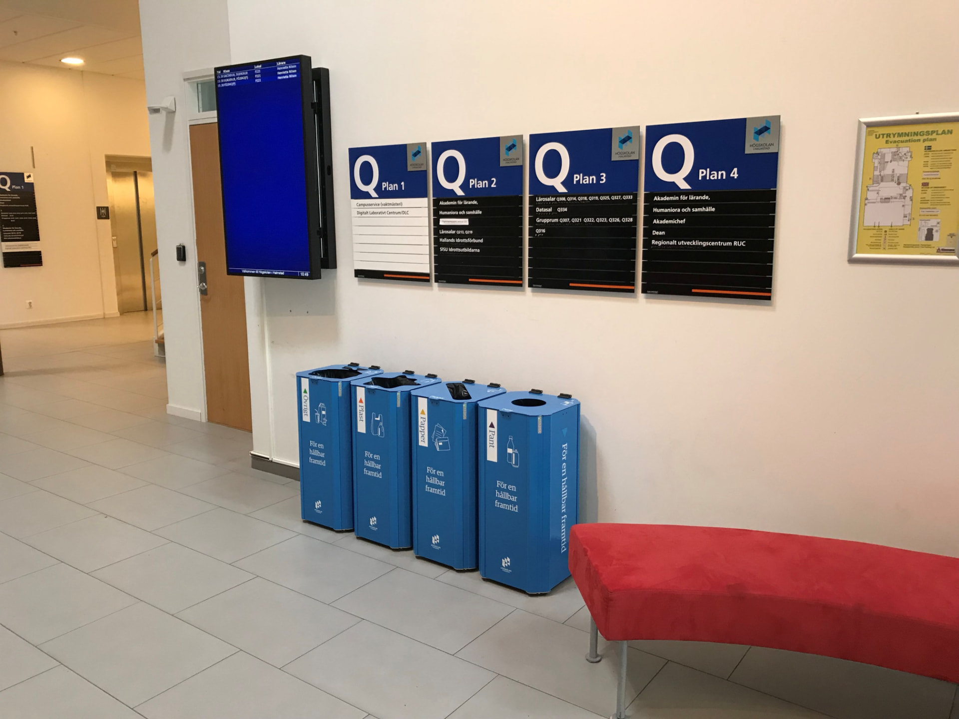 Fyra blå Kiwi kärl med märkning för övrigt, plast, papper och pant i en entréhall på Högskolan i Halmstad