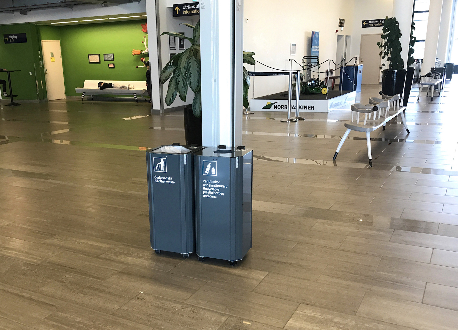 Kiwi källsorteringskärl med tydlig fraktionsmärkning i en ljus terminalmiljö på Umeå Airport
