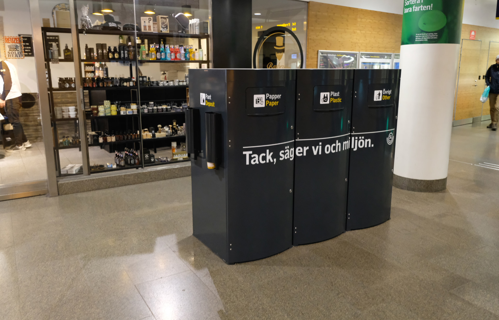 Fyra svarta Mango XL-kärl för pant, papper, plast och övrigt vid Hornstull