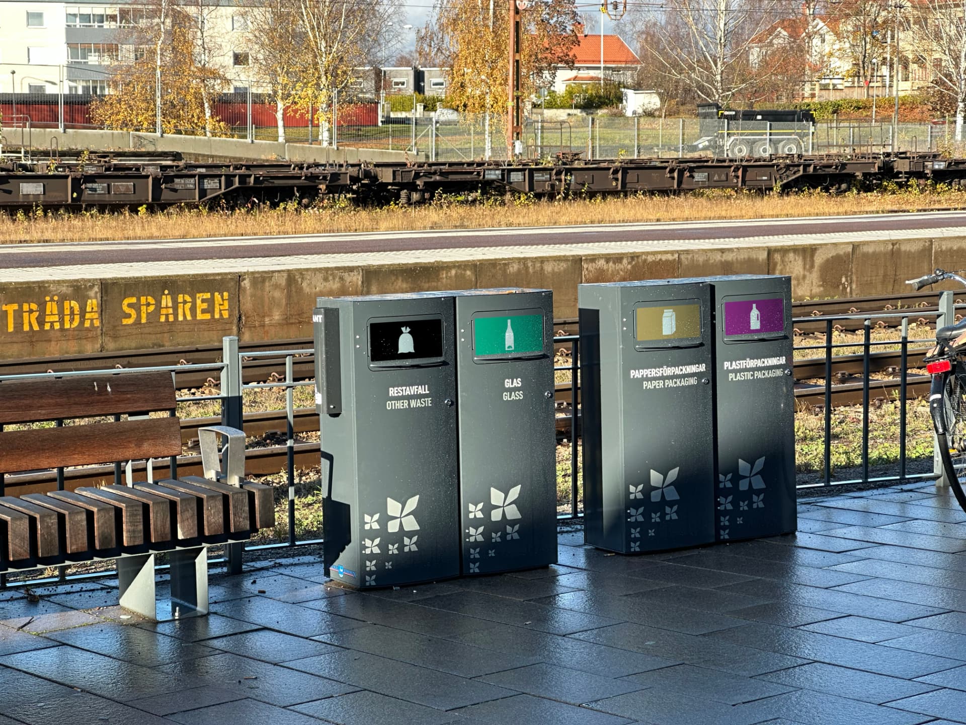 Fyra mörka Mango M kärl för källsortering på en station i Bollnäs