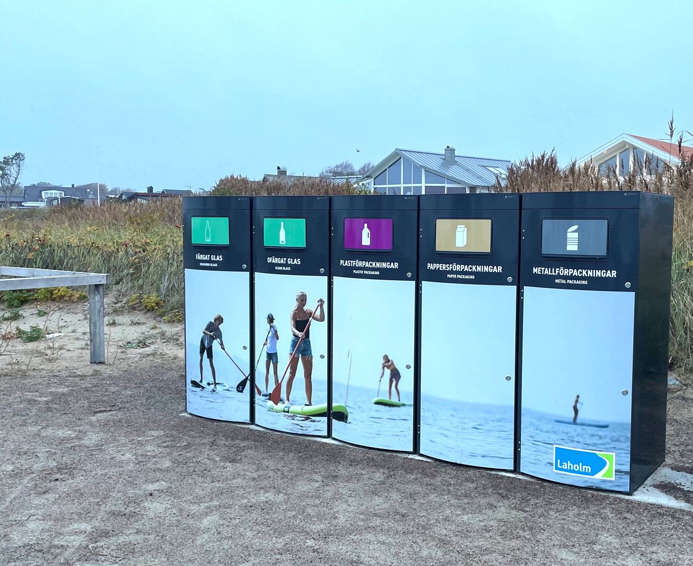Fem Mango XL kärl med strandmotiv och Laholms kommuns märkning