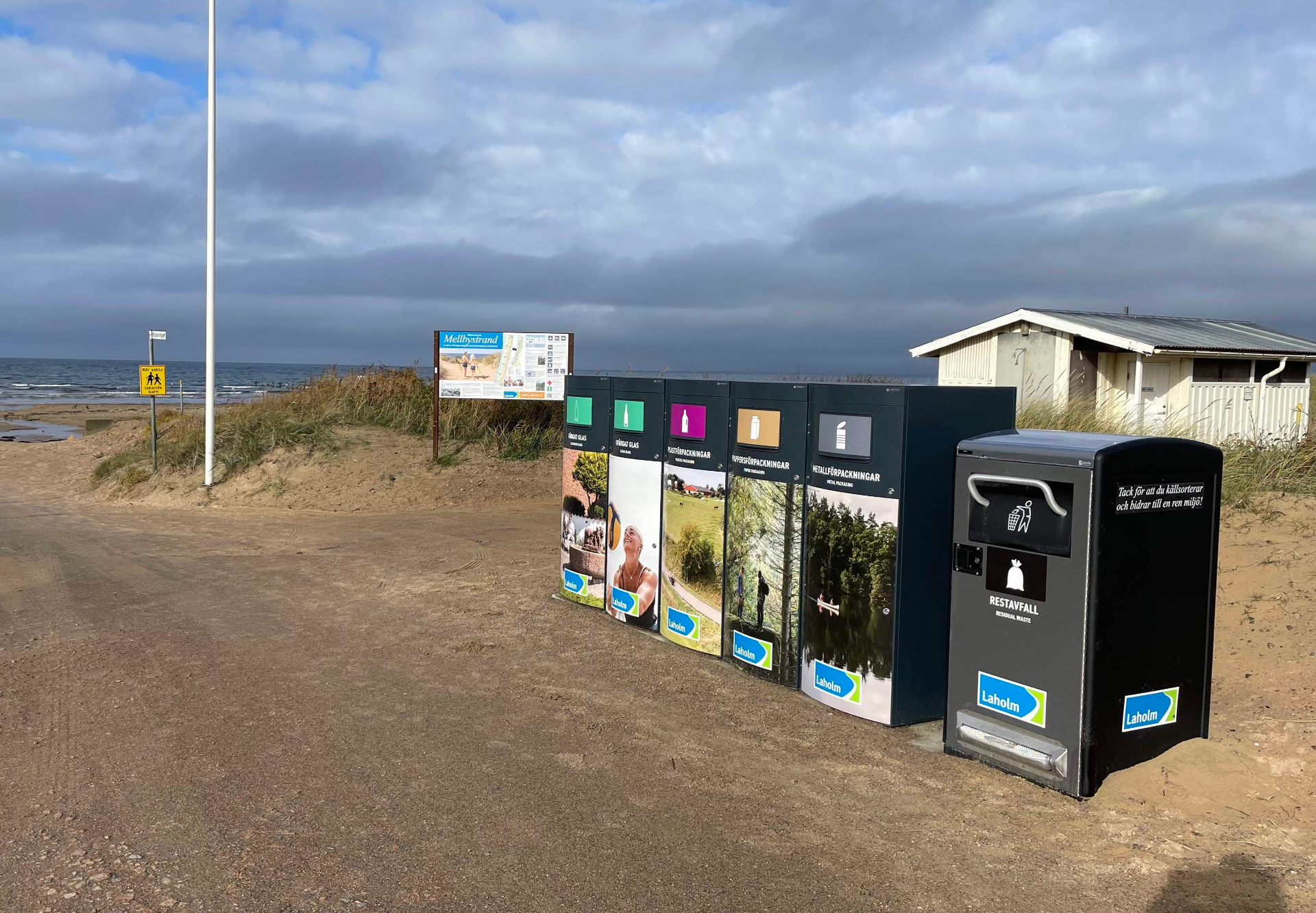 Mango XL källsorteringskärl med Laholms bildmotiv vid en strand