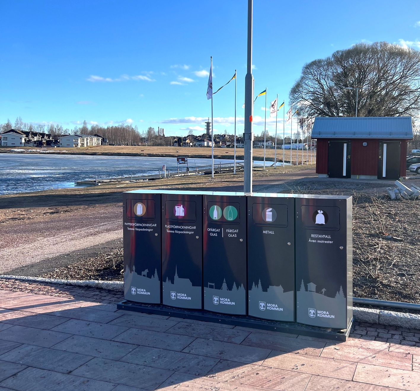 Fem Sortify Mango kärl med Mora kommuns dekor och lokalt siluettmotiv vid Orsasjön