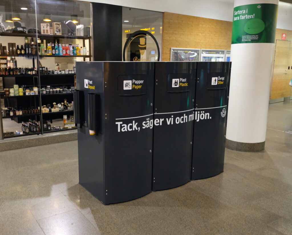 Sortify Street Smart station för pant, papper, plast och övrigt avfall i en inomhus resenärsmiljö