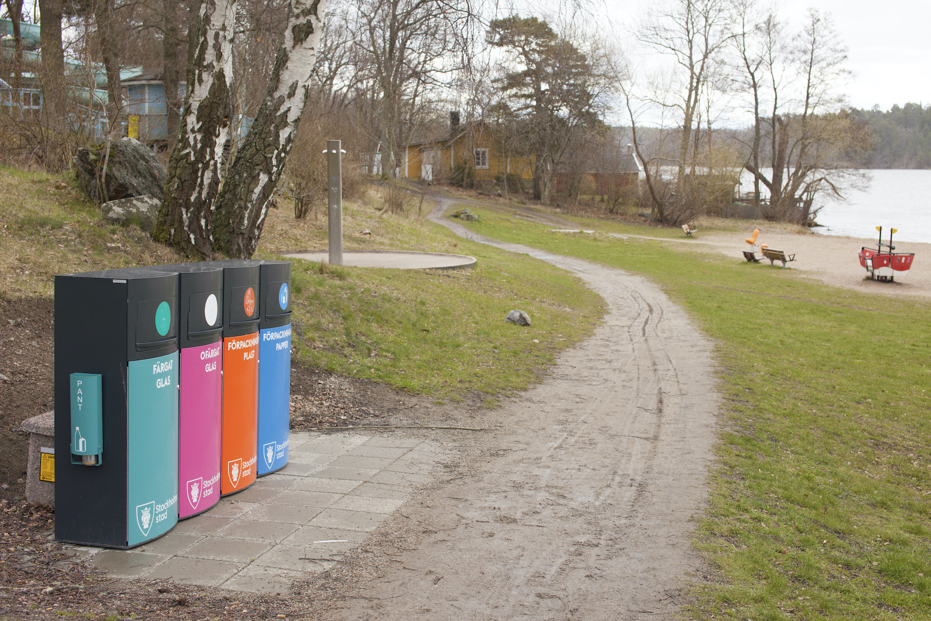 Sortify Mango M kärl vid en badplats i Bromma