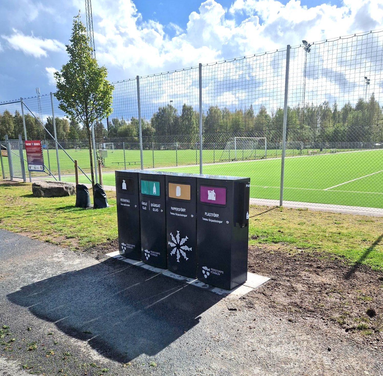 Sortify Mango M kärl vid en idrottsplats i Perstorp