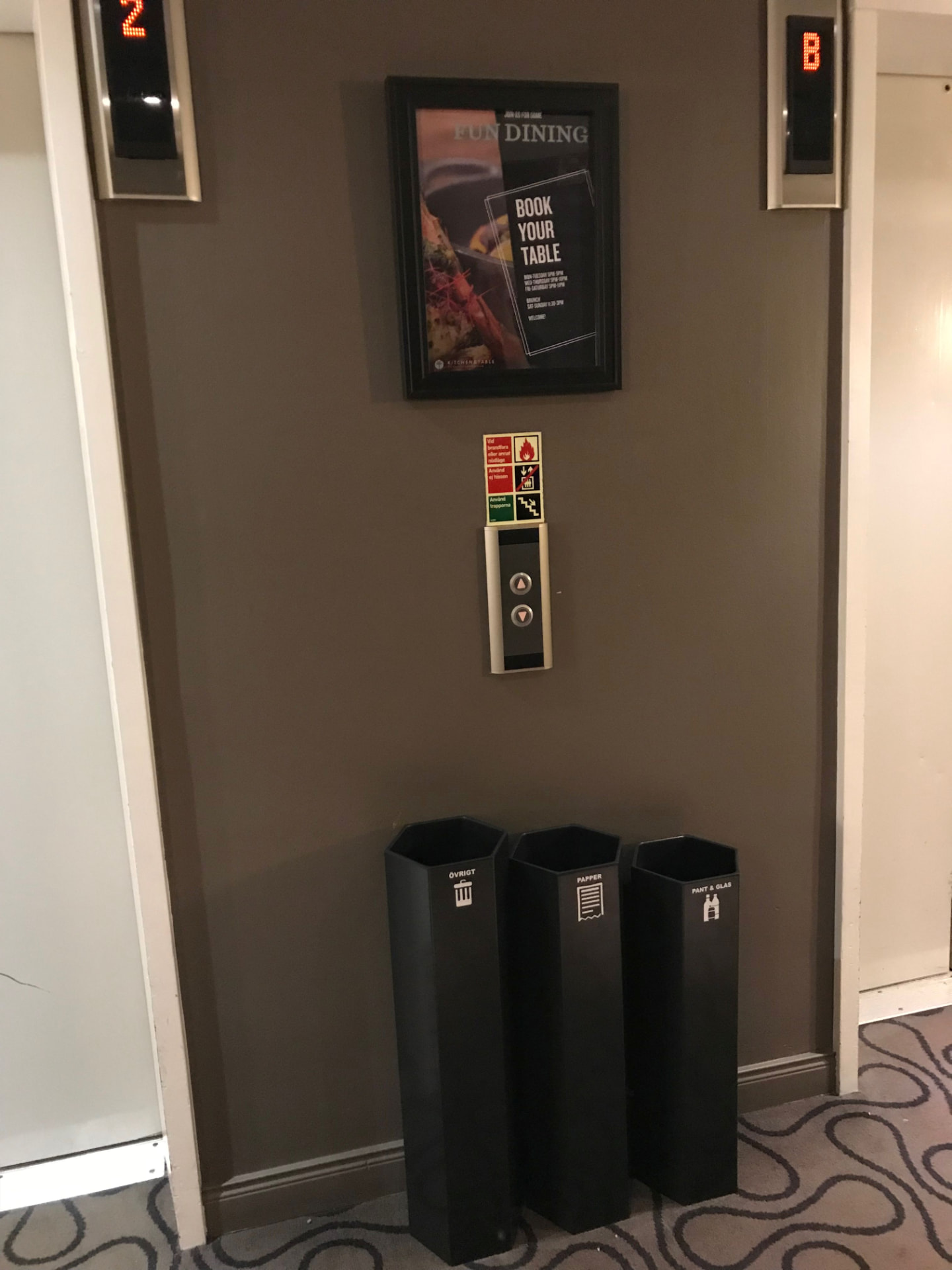 Tre Papaya M kärl vid hisshallen på Clarion Hotel Gillet i Uppsala
