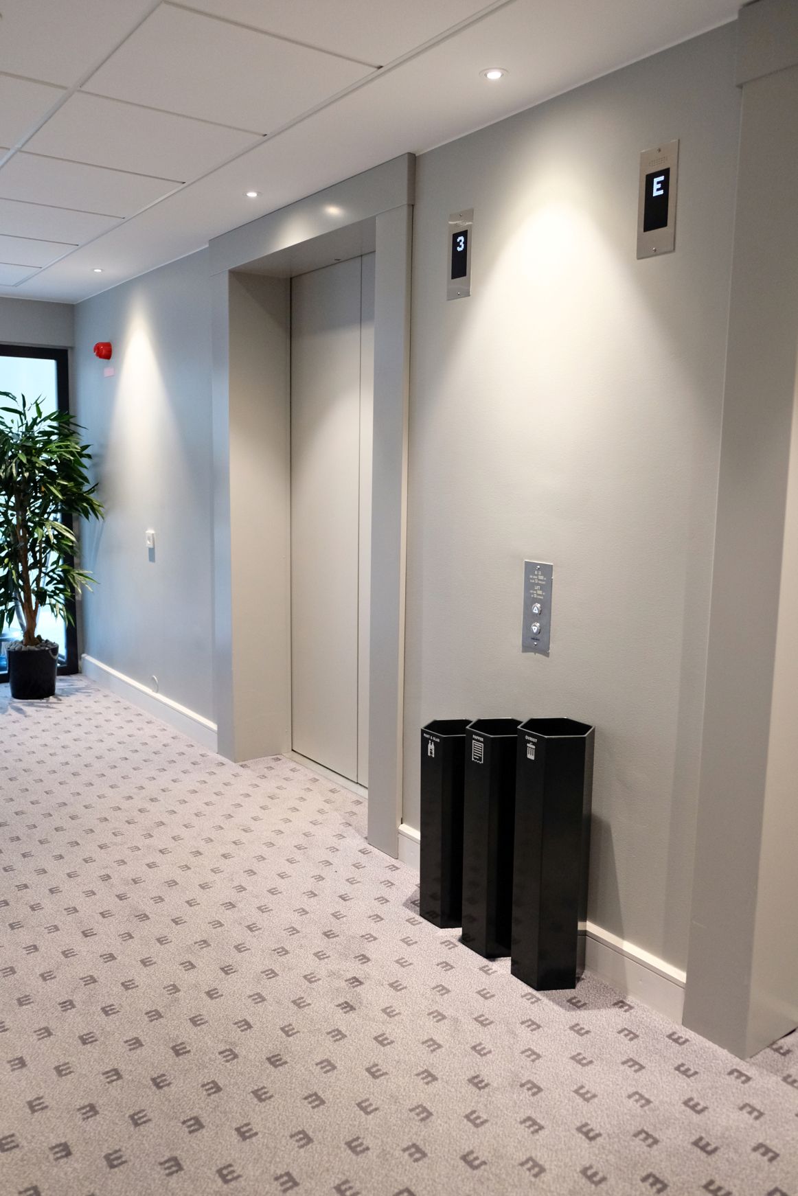 Tre Papaya M kärl vid hissen i en gemensam yta hos Elite Hotels