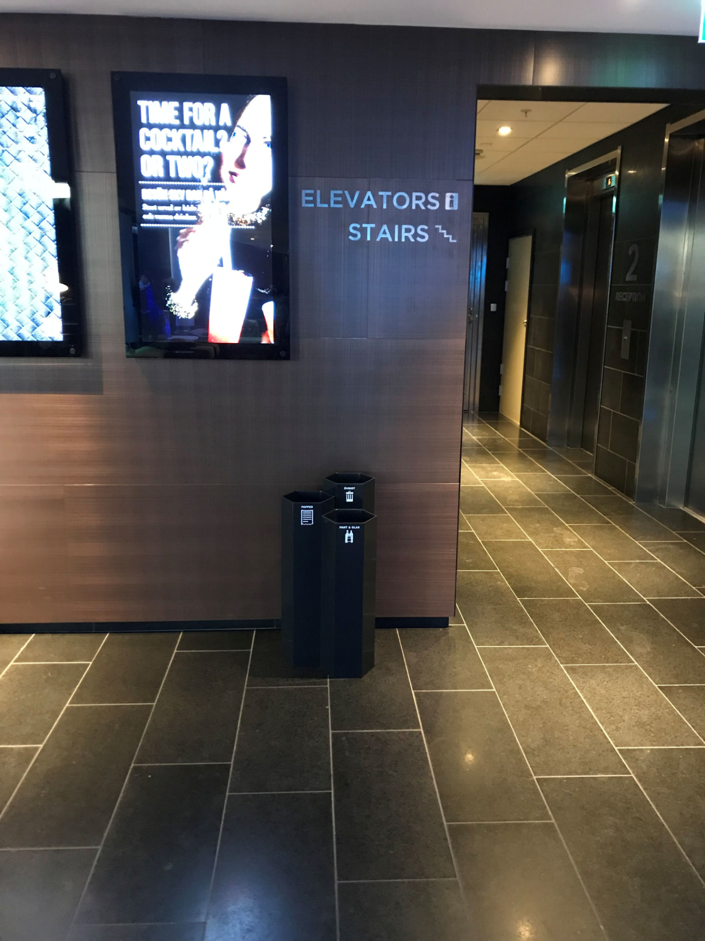 Papaya M kärl i en korridor med hissar hos Clarion Hotel Sense i Luleå
