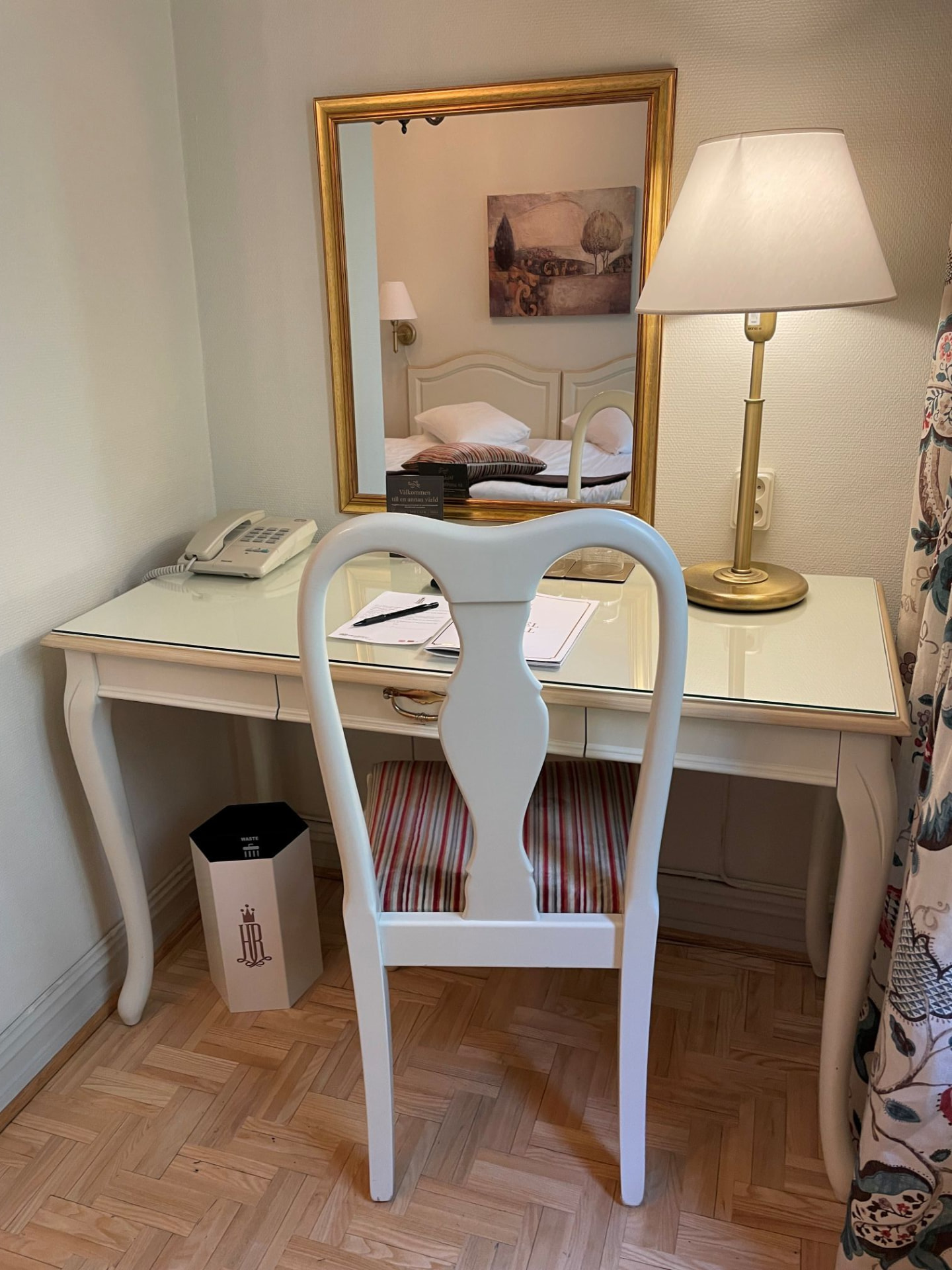 Papaya S kärl i vitt vid skrivbordet i ett hotellrum på Hotel Royal
