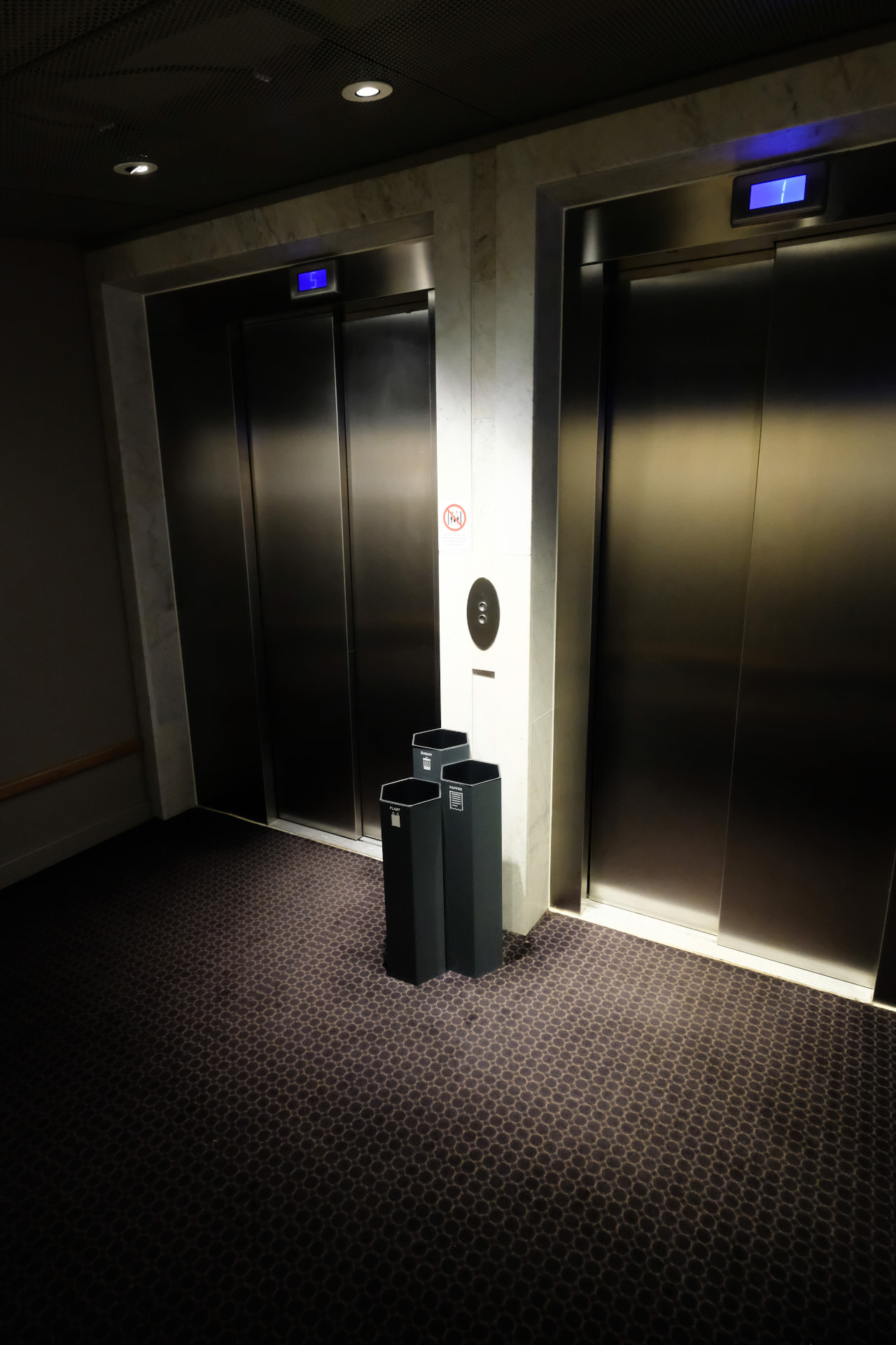 Papaya kärl vid hissarna i en mörk hotellmiljö hos Best Western Stockholm Bromma