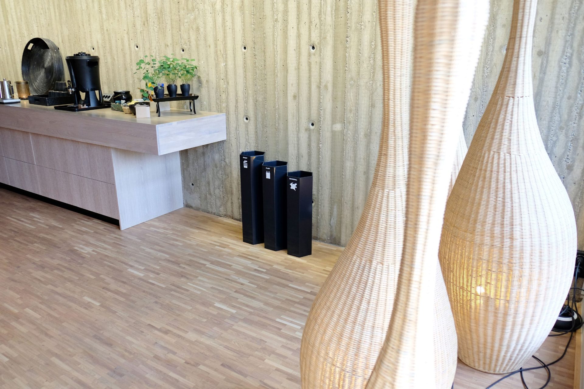 Tre svarta Papaya kärl vid en kaffestation i en gemensam miljö på Yasuragi