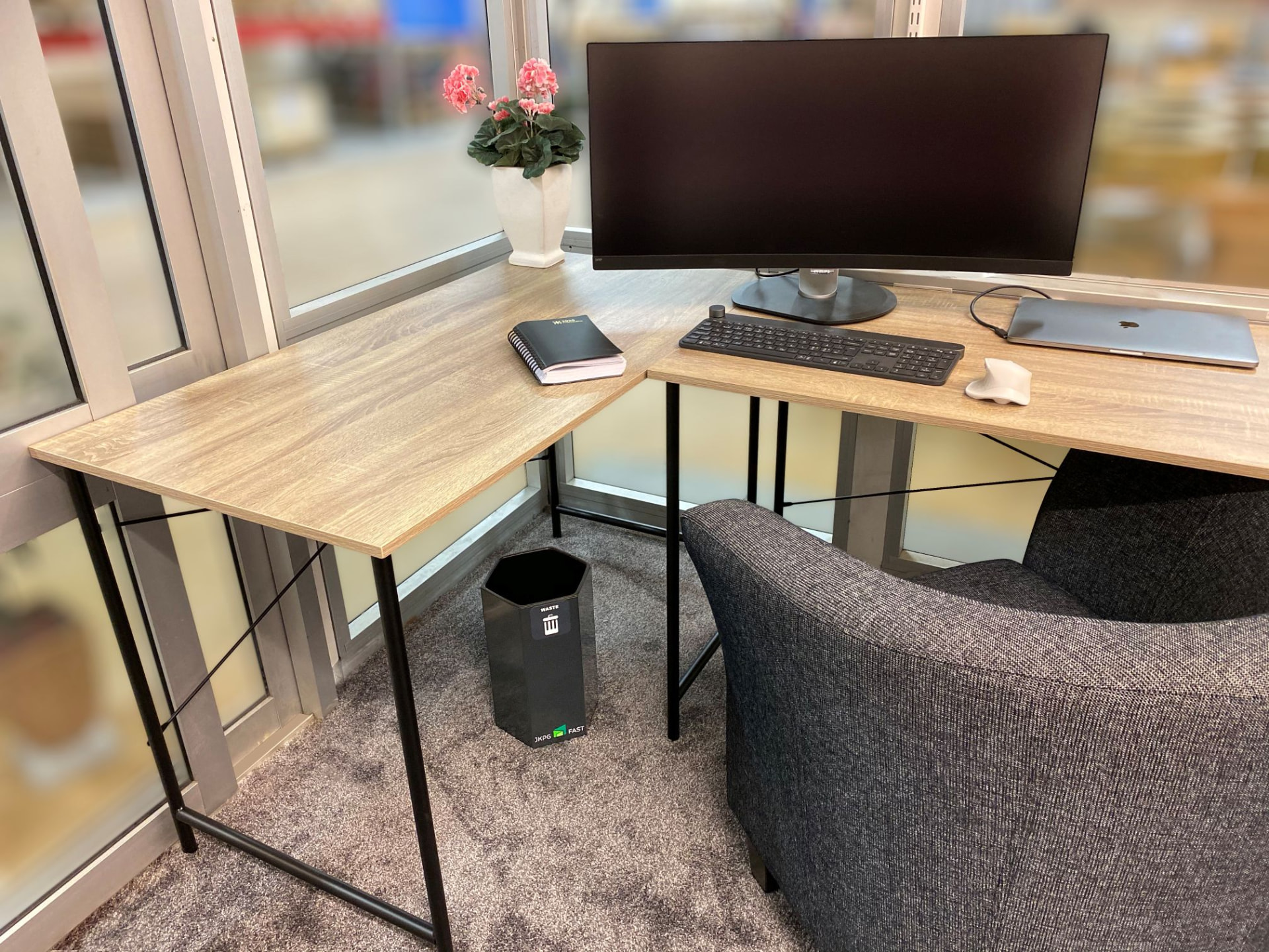 Papaya S kärl vid en arbetsplats med skrivbord och kontorsstol