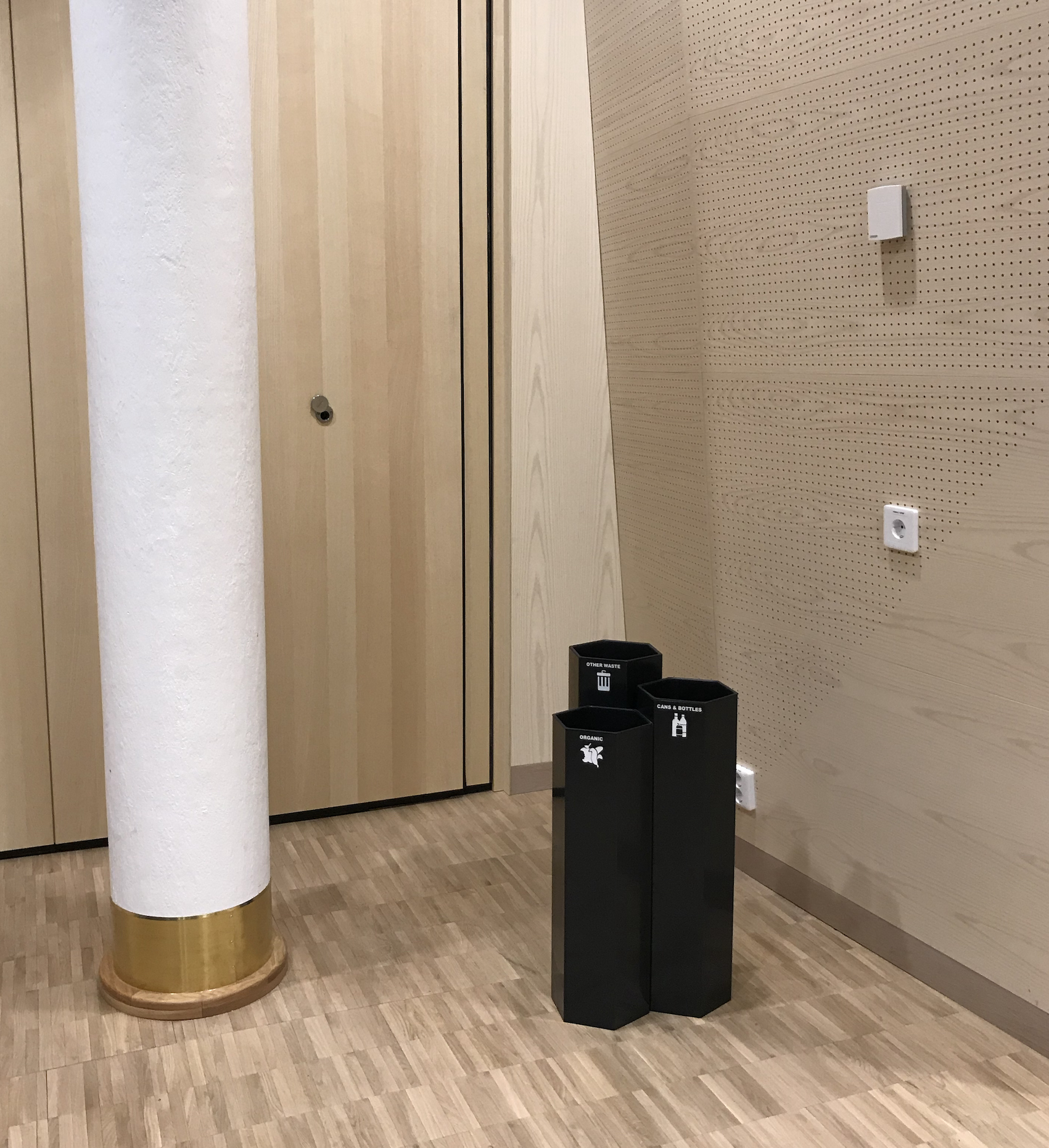 Tre svartgrå Papaya M kärl märkta organic, other waste och cans & bottles vid en pelare i konferensmiljö hos Borås Kongress