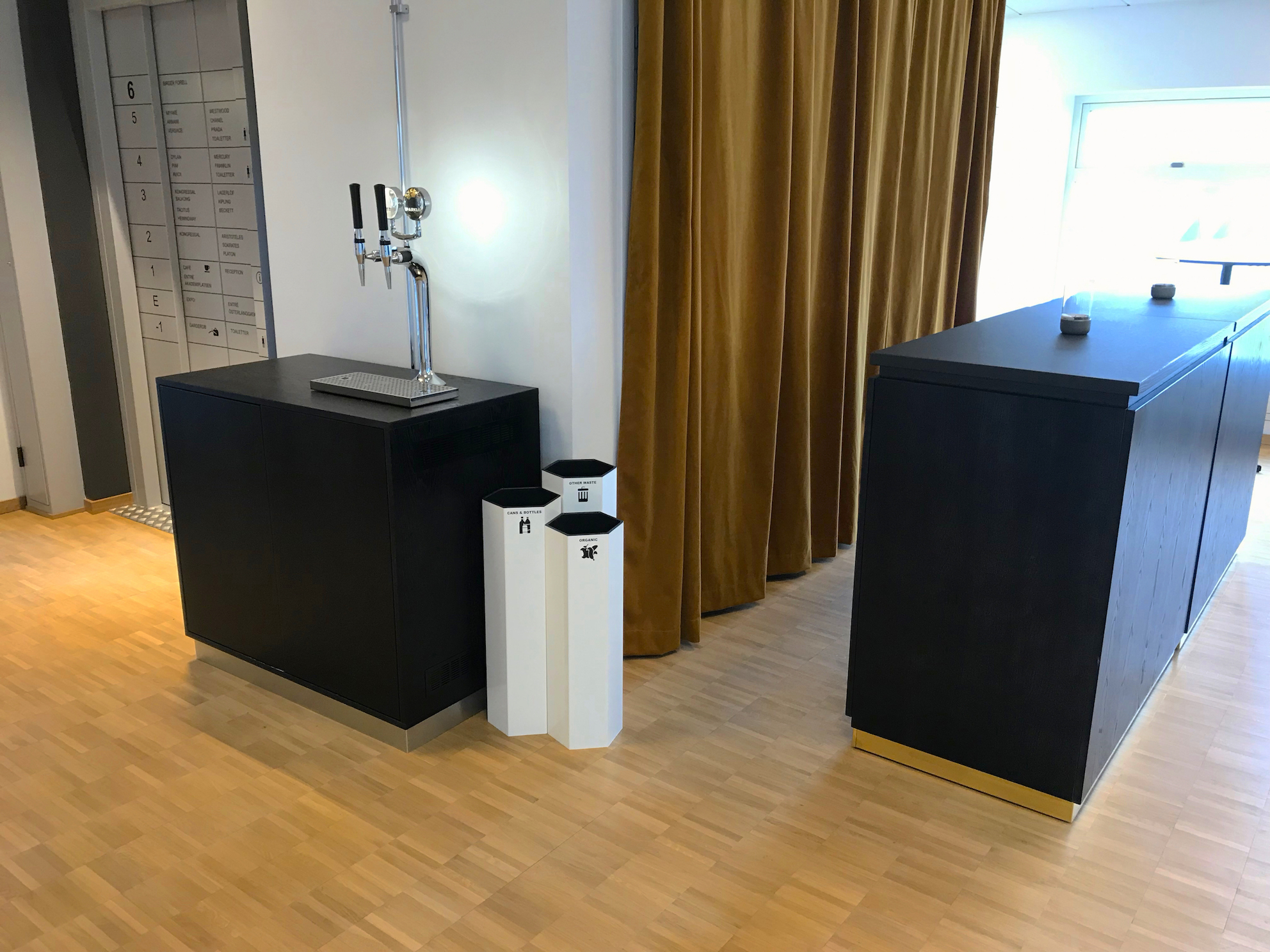 Papaya M kärl i vit kulör vid en bar i konferensmiljö hos Borås Kongress
