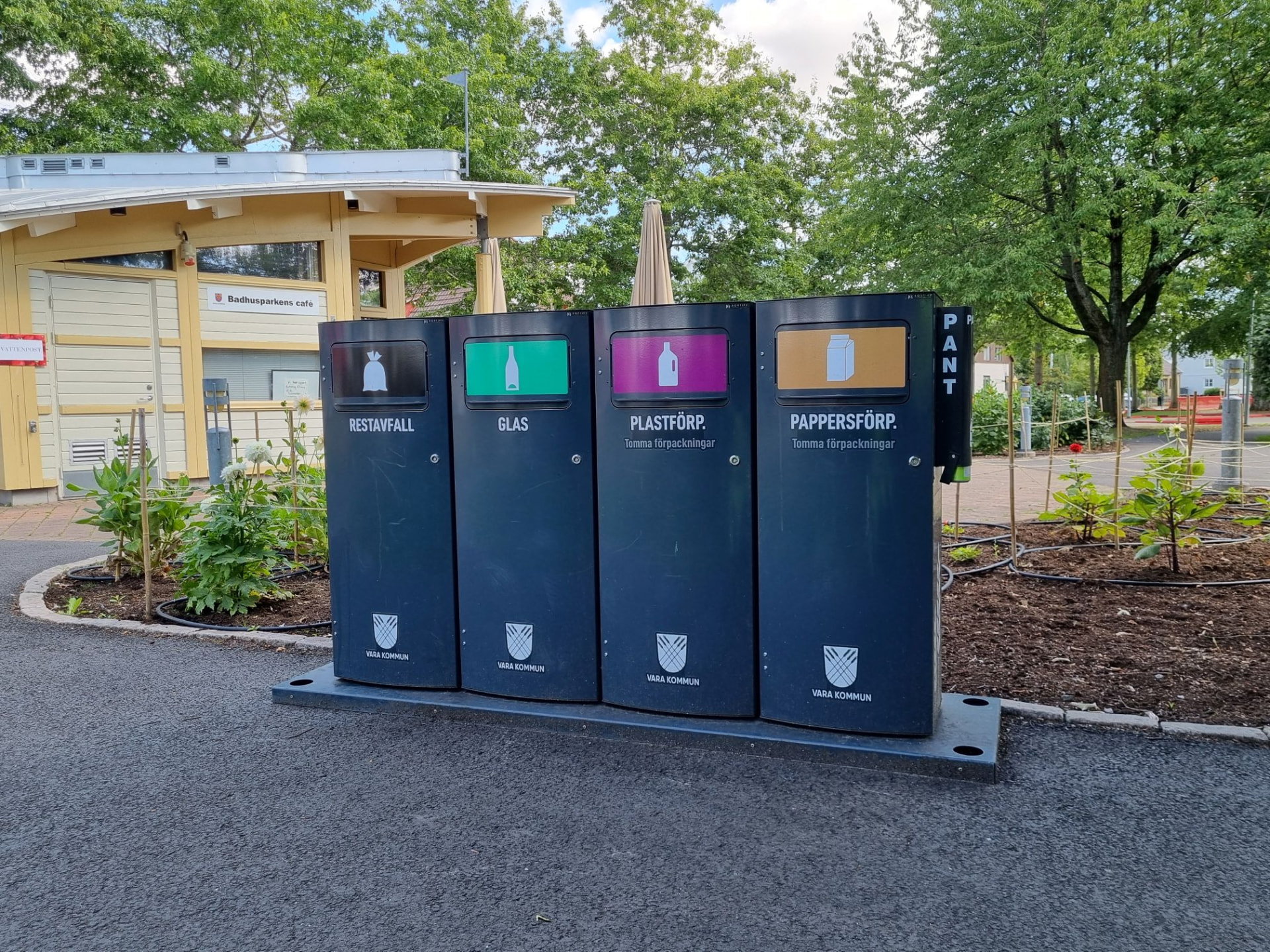 Fyra Mango M-kärl för restavfall, glas, plastförpackningar och pappersförpackningar i Vara kommun